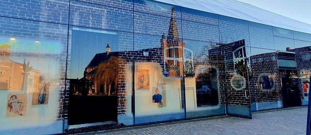 Spiegeling van de kerk in De Glazen Boerderij van Schijndel