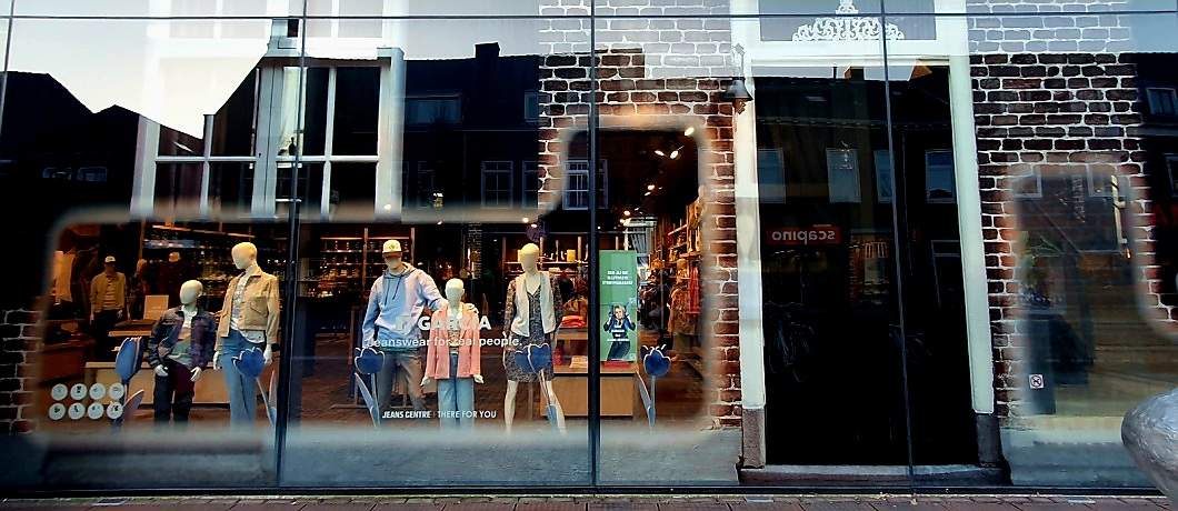 Transparant venster waarmee je in De Glazen Boerderij van Schijndel kijkt