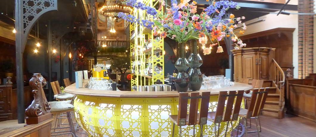 Cocktailbar van The Church naast de preekstoel