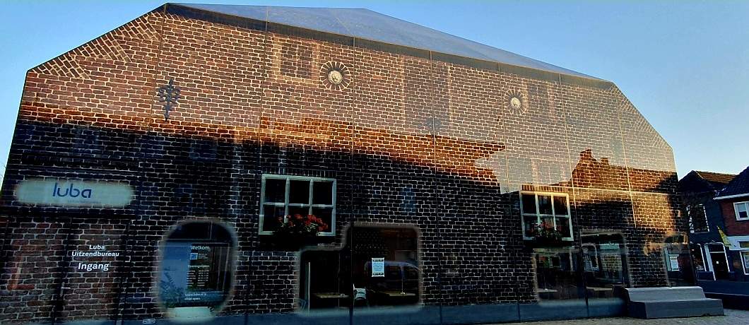 De verschillende reflecties in De Glazen Boerderij van Schijndel