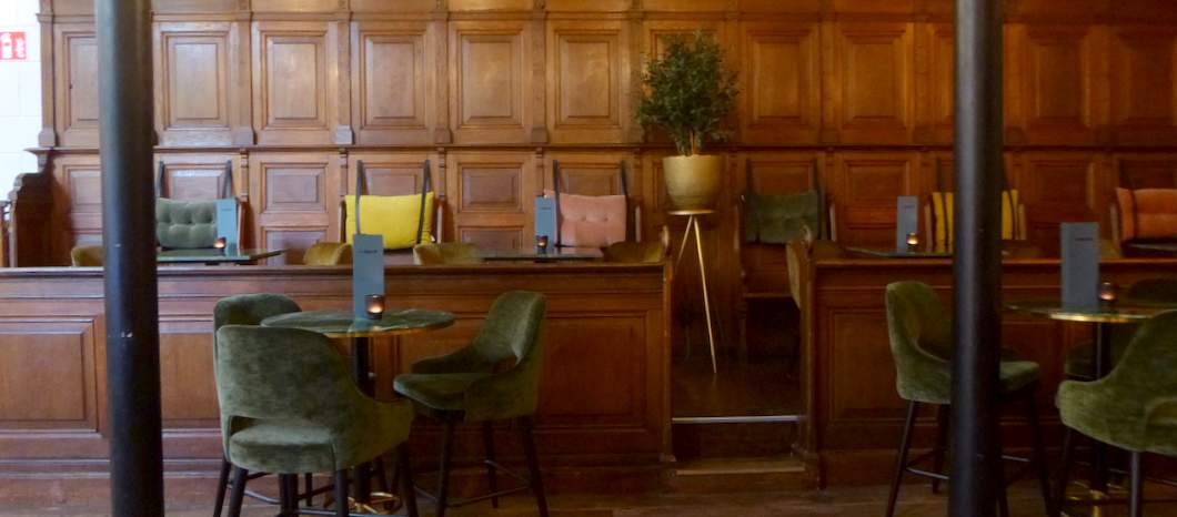 Oude koorbanken nu zitjes met kussens om te loungen in The Church