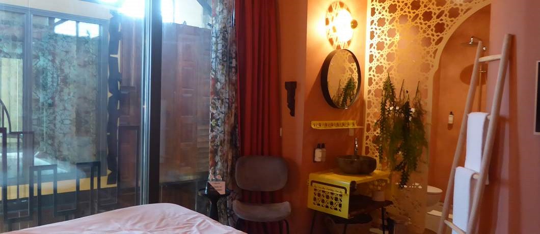 De half open badkamer in de hotelkamers van The Church