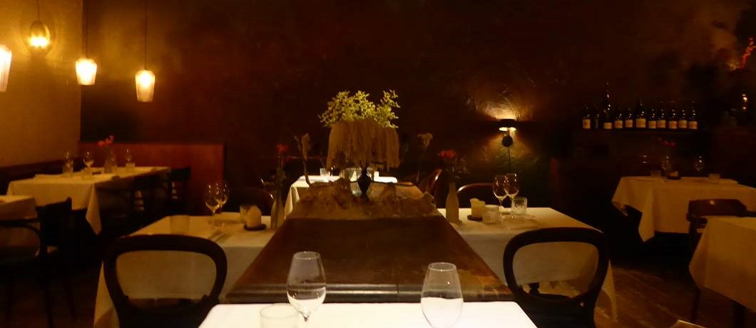 Tafels in het gezellige en duurzame restaurant The Green Rose in Arnhem