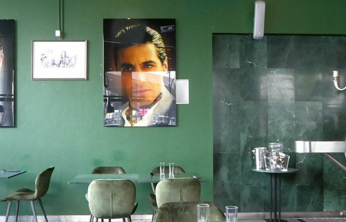 Aan de muur afbeeldingen van de Godfather in Trattoria A Proposito in Rotterdam