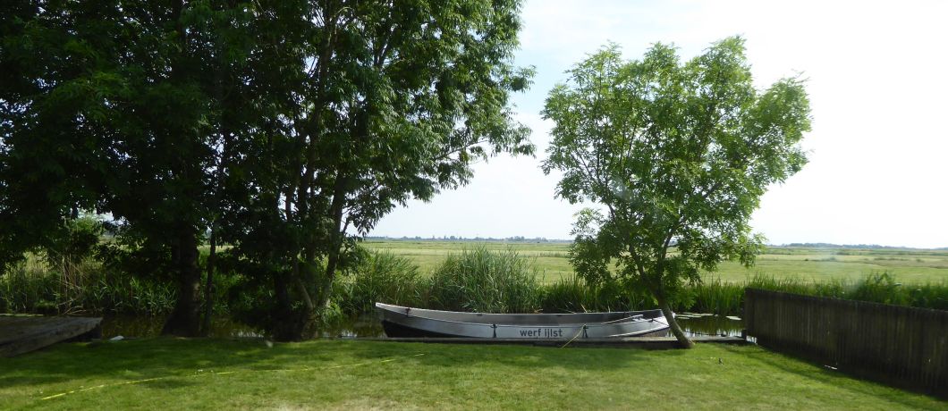De elektrische sloep in de tuin van vakantiehuis De Takomst in IJlst