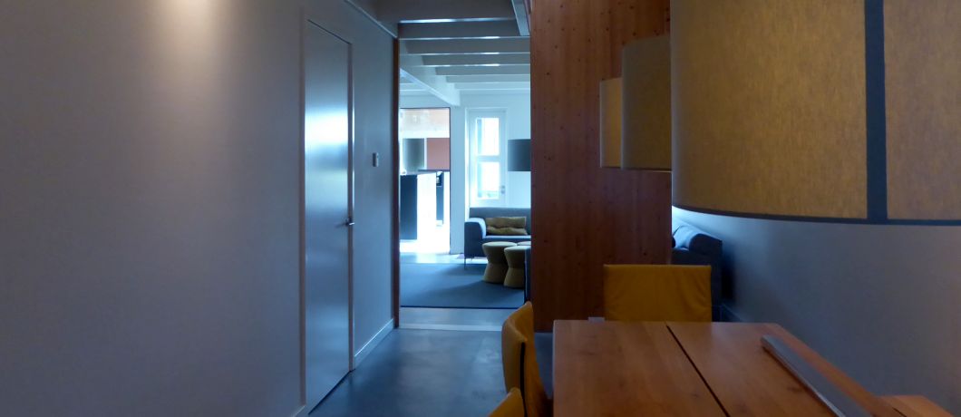 Doorkijkje in het 35 meter lange vakantiehuis De Takomst in IJlst