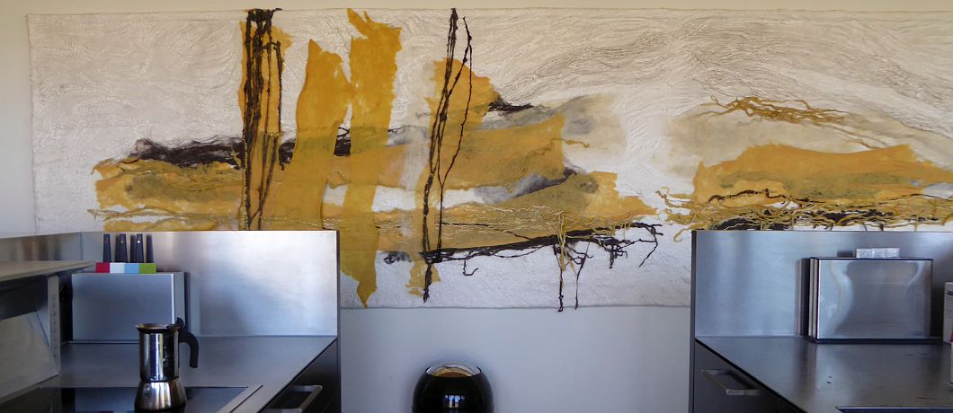 Wandkleed van Claudy Jongstra in de keuken van vakantiehuis De Takomst in IJlst