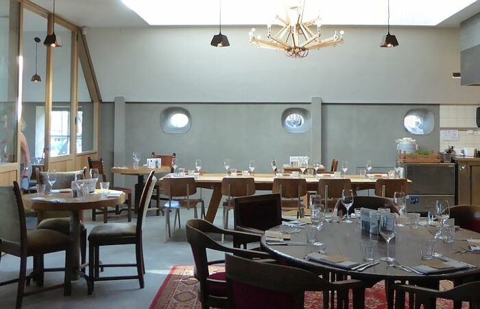 Interieur van Piet Hein Eek van restaurant Omke Jan in Woudsend