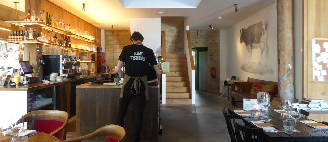 Men met T-shirt Say Tssiiiis bij Omke Jan in Woudsend