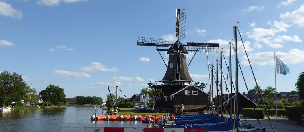 Uitzicht op de molen van Woudsend vanaf herberg Omke Jan