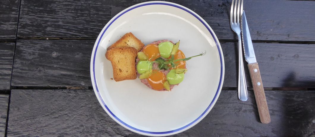 Bordje met steak tartare bij Omke Jan in Woudsend