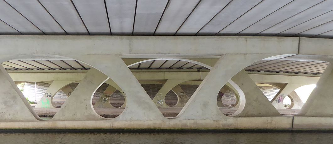 De prachtige zuilen van de brug van de A2 over de Linge gezien vanaf de Blokhutboot