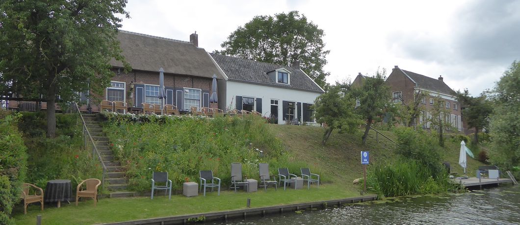 Het café bij Acquoy waar de Blokhutboot kan aanleggen