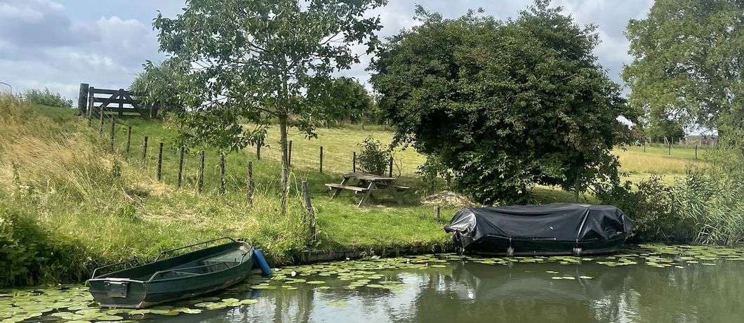 Landjes en bootjes onder de Lingedijk waar we met de Blokhutboot langs varen