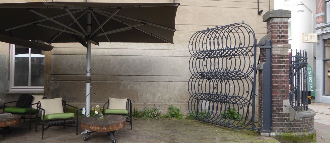 Fraaie hek met terras van vegan restaurant Konijnenvoer.