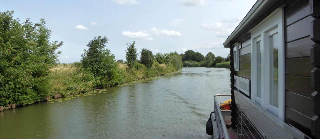 Achterom blik vanaf de Blokhutboot naar de kano en de grote boot