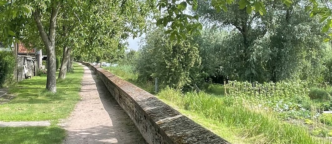 De historische kademuur van Asperen waar we met de Blokhutboot aanleggen en overheen wandelen