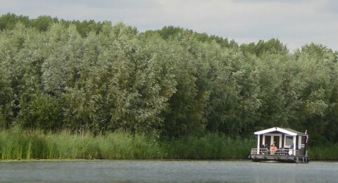 De Blokhutboot: zelf varen en slapen midden in de natuur