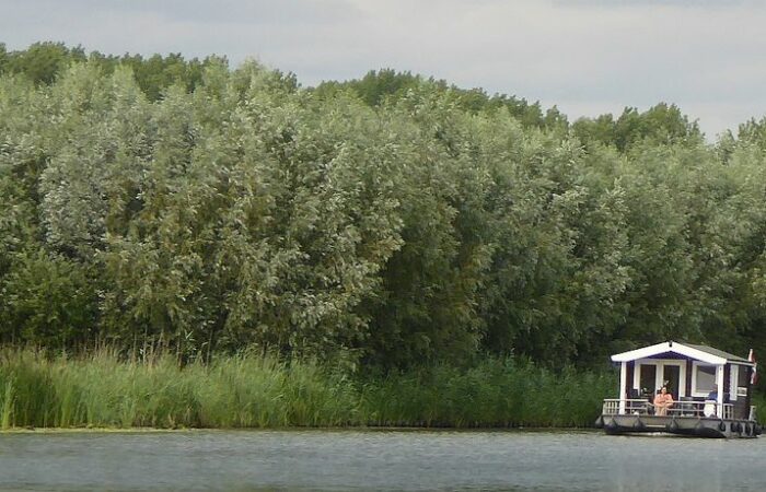 Zelf varen met de Blokhutboot over de Linge