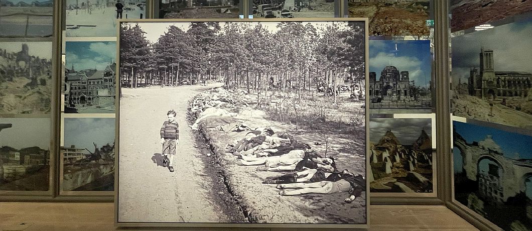 Foto van van het net bevrijde kamp Bergen-Belsen in het Nationaal Holocaustmuseum in Amsterdam