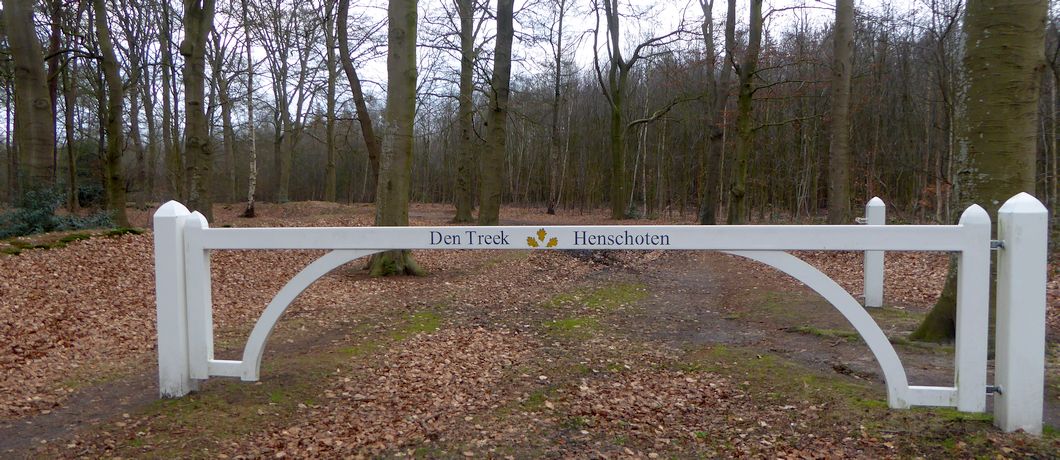 Kenmerkende witte hekken met de drie eikenblaadjes erop tijdens de Trage Tocht Den Treek Henschoten.