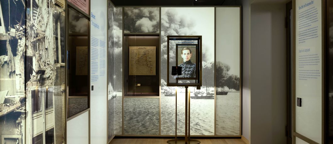 Zaal met foto van Maduro in het Nationaal Holocaustmuseum in Amsterdam. foto Mike Bink