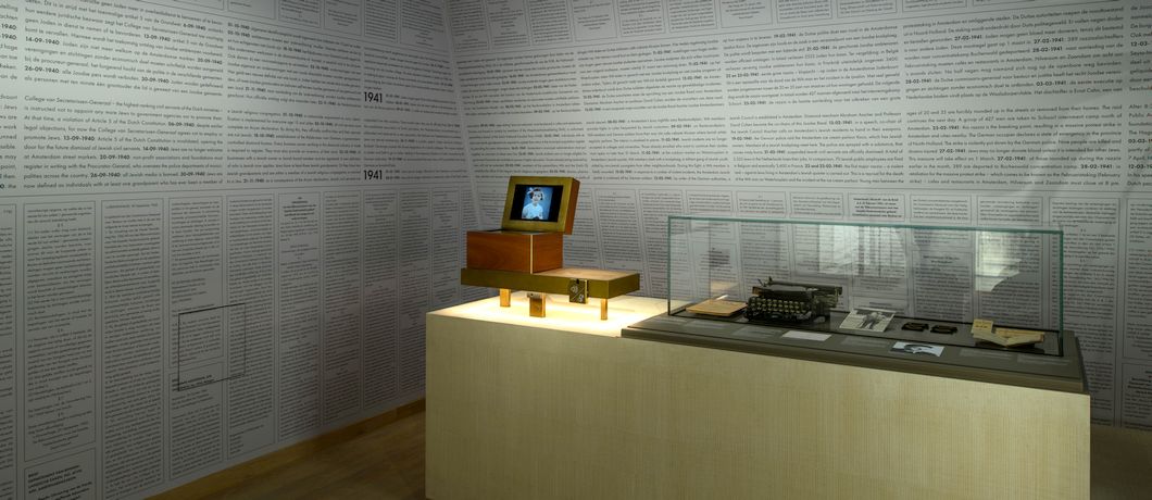 Misdadenbehang met Veergeet-mij-nietje in het Nationaal Holocaustmuseum in Amsterdam. foto Mike Bink