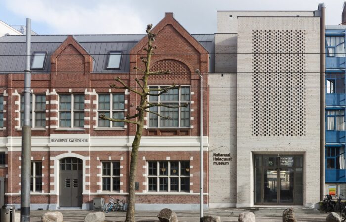 Gevel van het Nationaal Holocaustmuseum in de voormailige Hervormde Kweekschool in Amsterdam, foto Stefan Müller