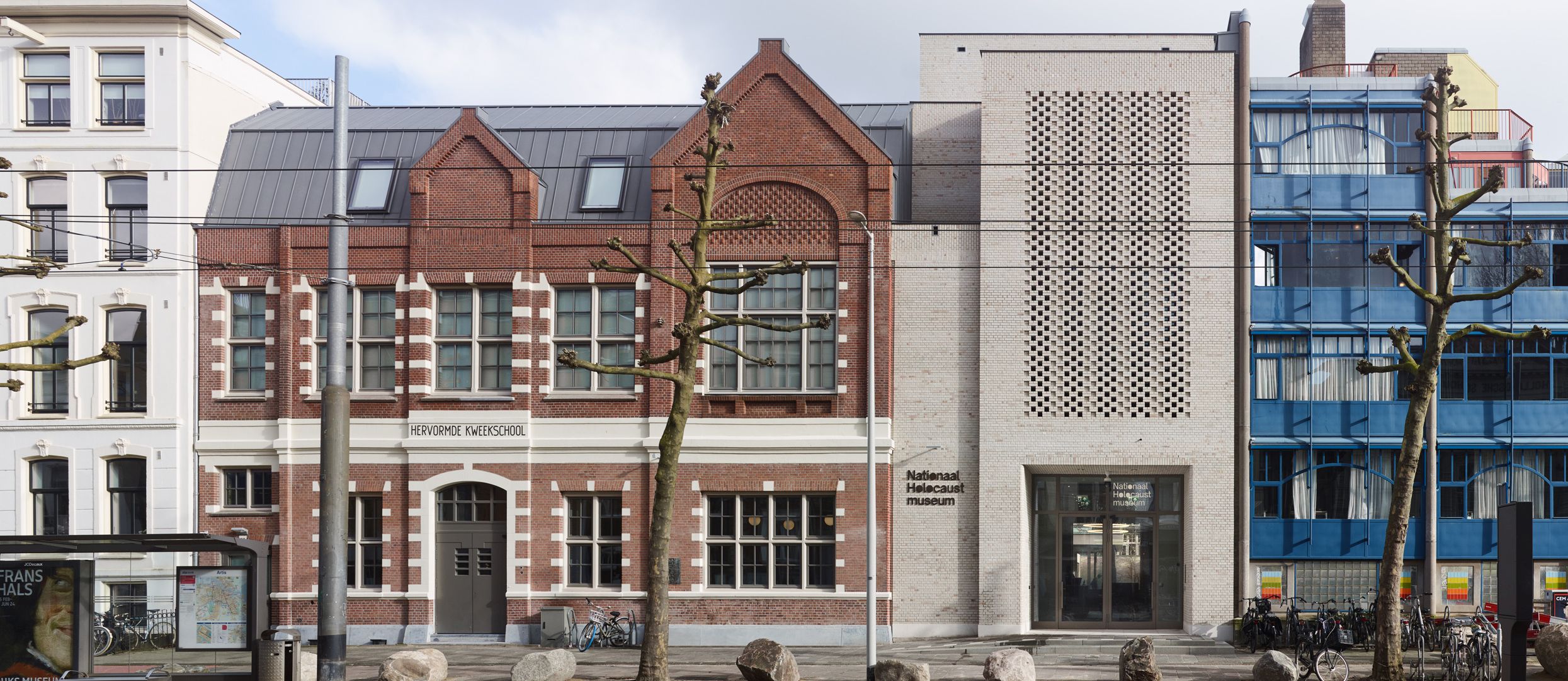 Gevel van het Nationaal Holocaustmuseum in de voormailige Hervormde Kweekschool in Amsterdam, foto Stefan Müller