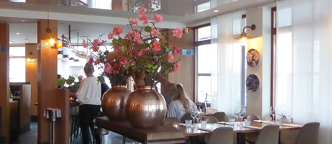 Grote bossen bloemen bij brasserij Kok Verhoeven in Tilburg.