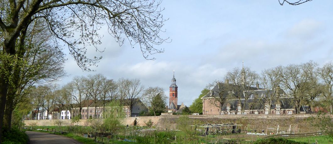 Stadswal van Oranjestad Buren tijdens de bloesemwandeling over het Errekomsepad.