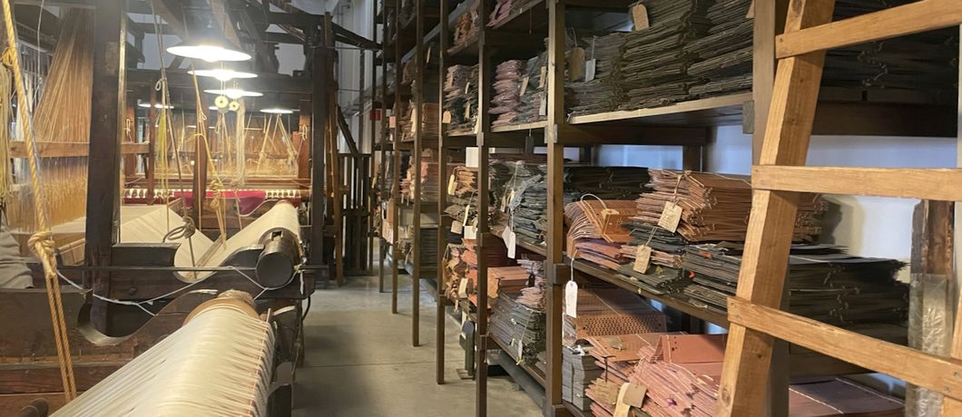 Ponskaarten in de damastweverij in het Textielmuseum in Tilburg.