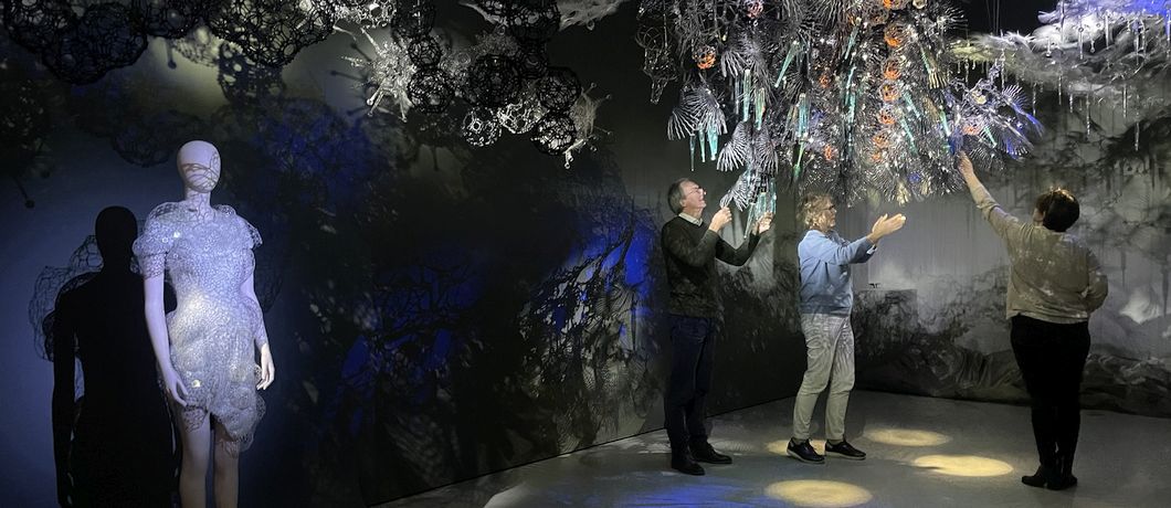 Poietic Veil van Philip Beesley waar je zelf alles aan mag raken in het Textielmuseum.