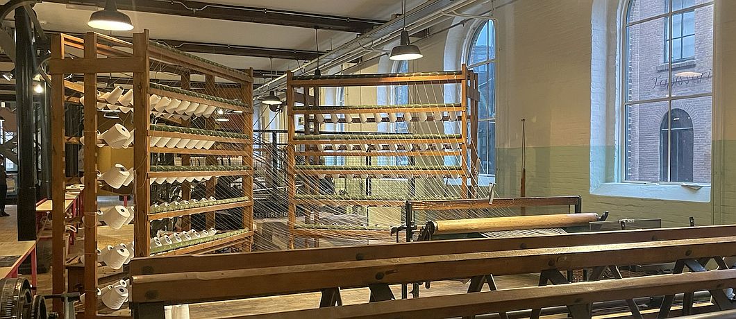 Heel veel klossen en draden om garen te spinnen in het Textielmuseum.