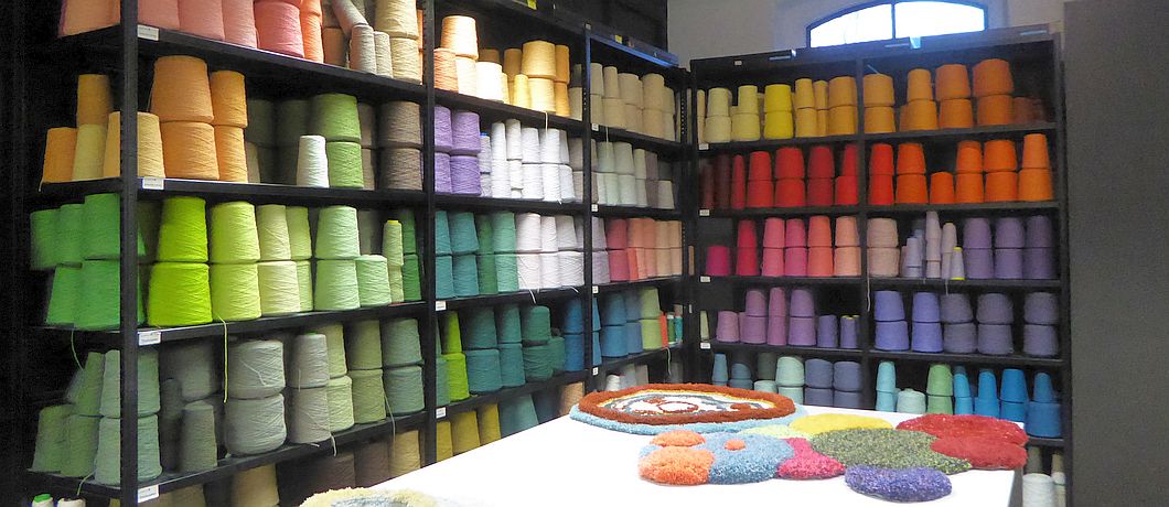 Kleuren garens in het Textielmuseum in Tilburg.