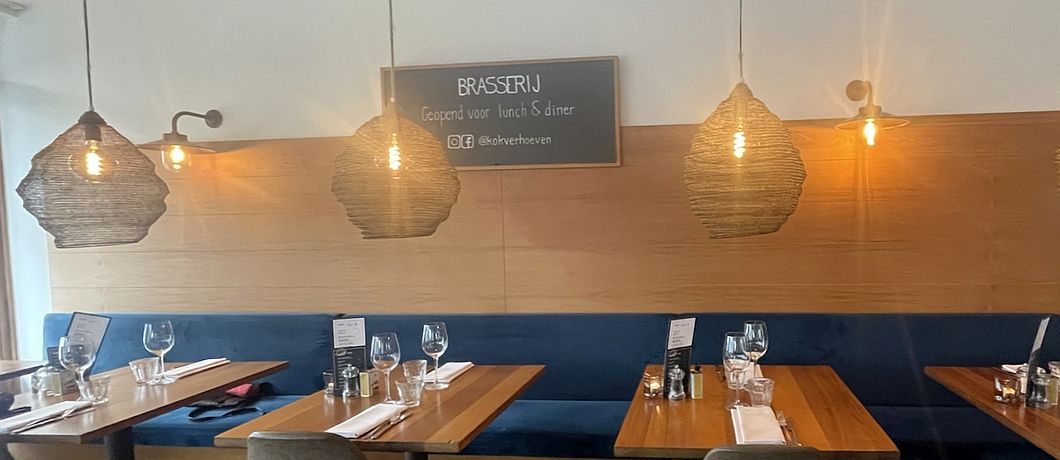 Rijen houten tafelsi n brasserij Kok Verhoeven in Tilburg.