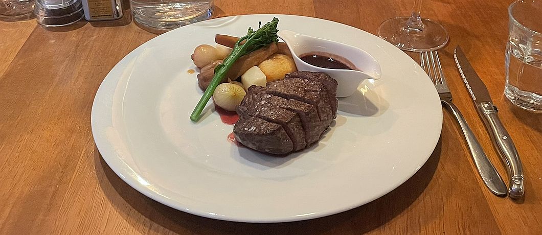De rundersteak ziet er simpel uit maar is verfijnd bij brasserij Kok Verhoeven in Tilburg.