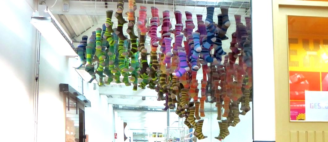 Allemaal sokken aan het plafond van de Design Studio in het Textielmuseum.