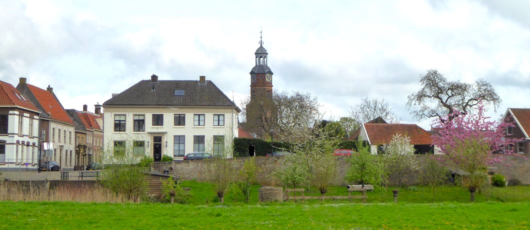 De toren van Oranjestad Buren tijdens de bloesemwandeling over het Errekomsepad.