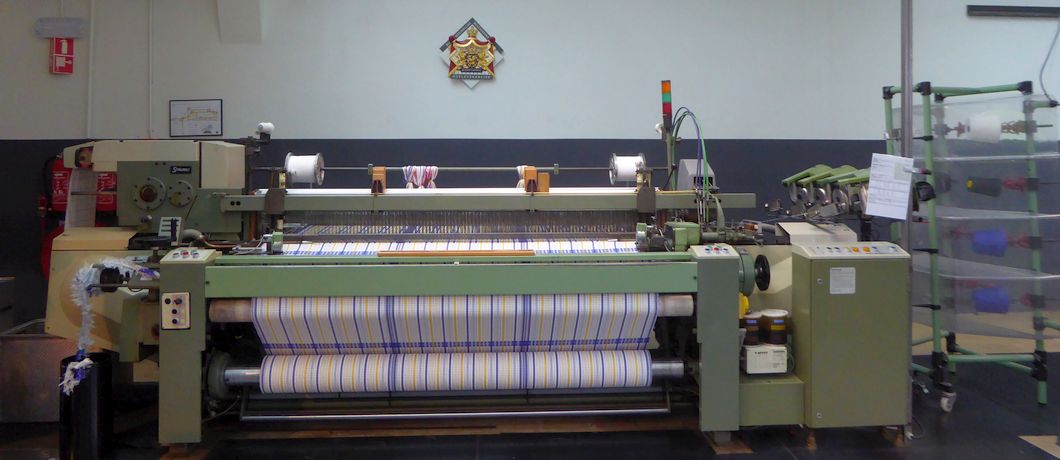 Machine in het TextielLab in het Textielmuseum in Tilburg.