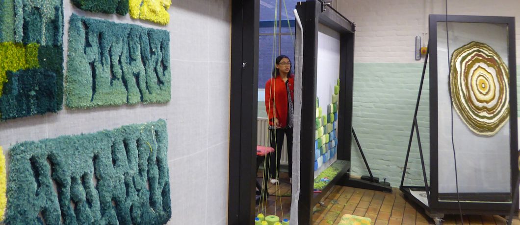 Demonstratie tuften in het Textielmuseum in Tilburg.