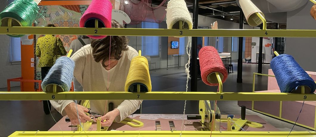 Zelf experimenteren met garens in het Textielmuseum in Tilburg.