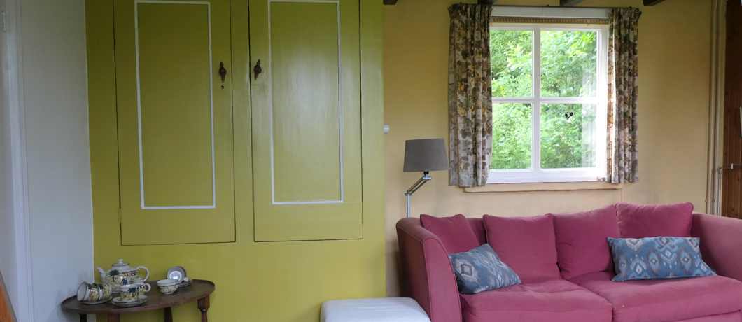 De oude bedstee uit het voormalig woonhuis is nu servieskast in het vakantiehuis in Terhofstede.