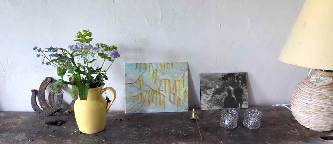 Spullen en verlboeket op de werkbank van de wagenmakerij in het vakantiehuis in Terhofstede.