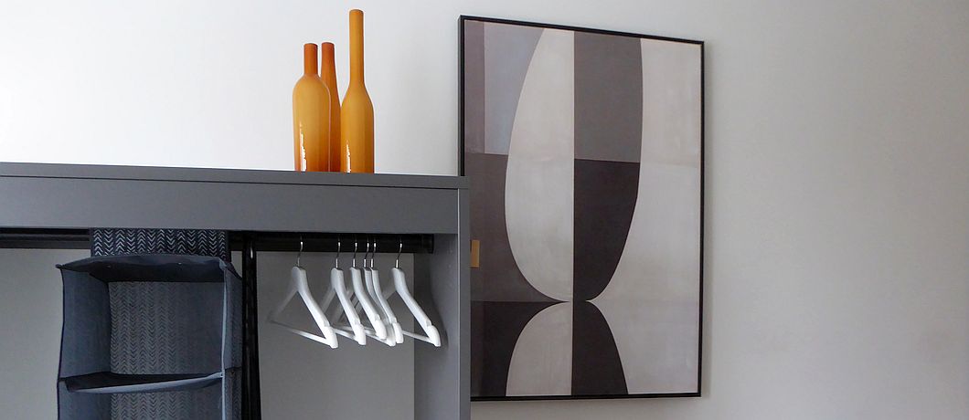 Oog voor detail zoals flessen en klerenhangers bij B&B Stadsslaperij Tilburg