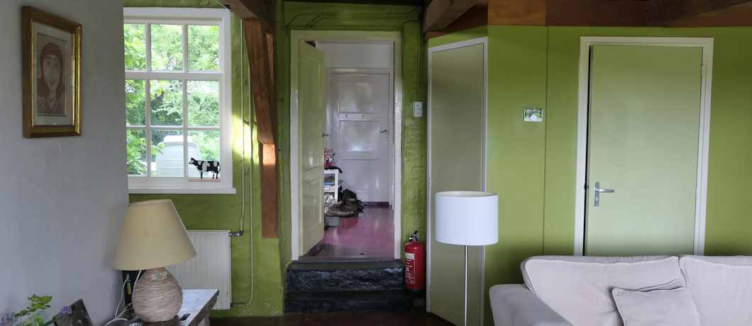 Doorkijkje vanuit de zitkamer naar de keuken van het vakantiehuis in Terhofstede.