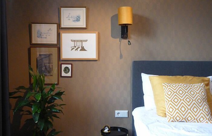 Bed met schilderijen bij B&B Stadsslaperij Tilburg
