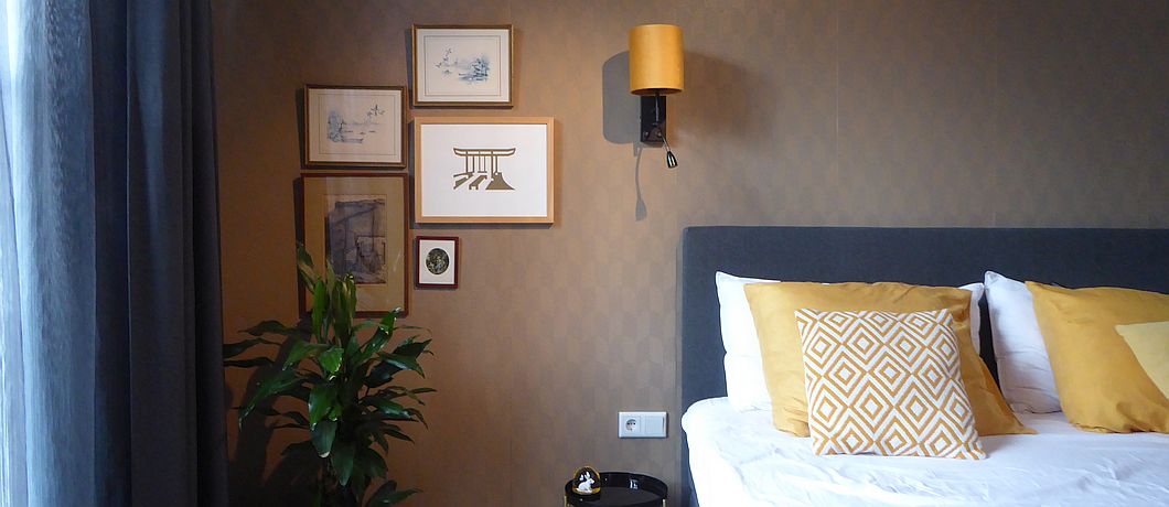 Bed met schilderijen bij B&B Stadsslaperij Tilburg
