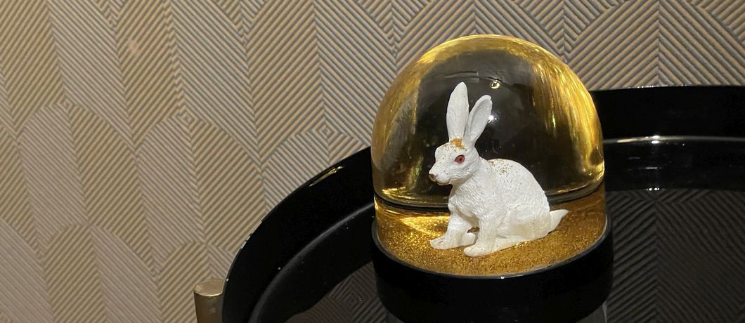 Konijn in een sneeuwbol met gouden sneeuw bij B&B Stadsslaperij Tilburg