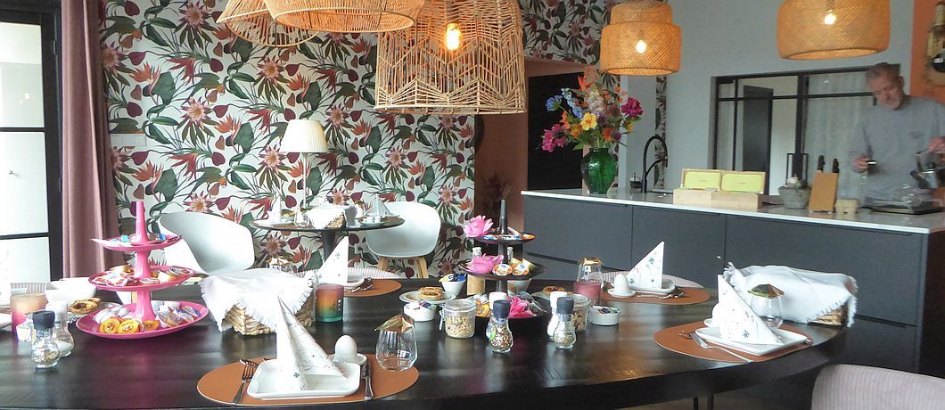 Fleurige ontbijtkamer met gedekte tafel bij B&B Stadsslaperij Tilburg